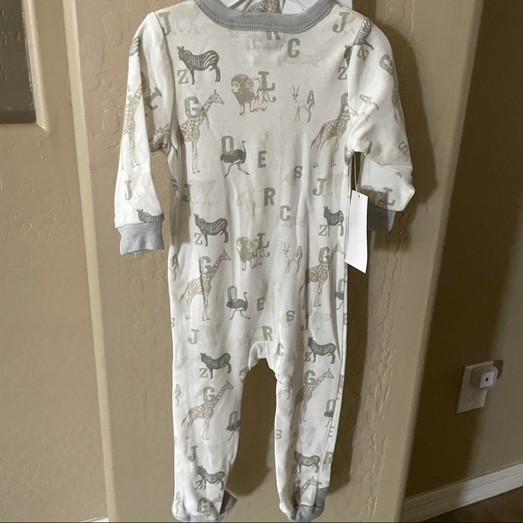 Badgley Mischka baby gender neutral outfit zipper footed pajamas & matching hat - Picture 3 of 7